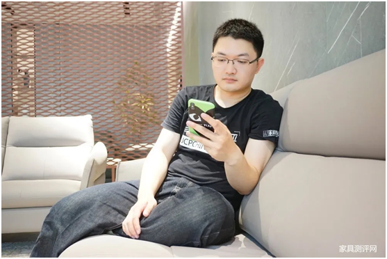 庫(kù)萊雅家居：老師們，別總是站著，坐下來(lái)休息一下